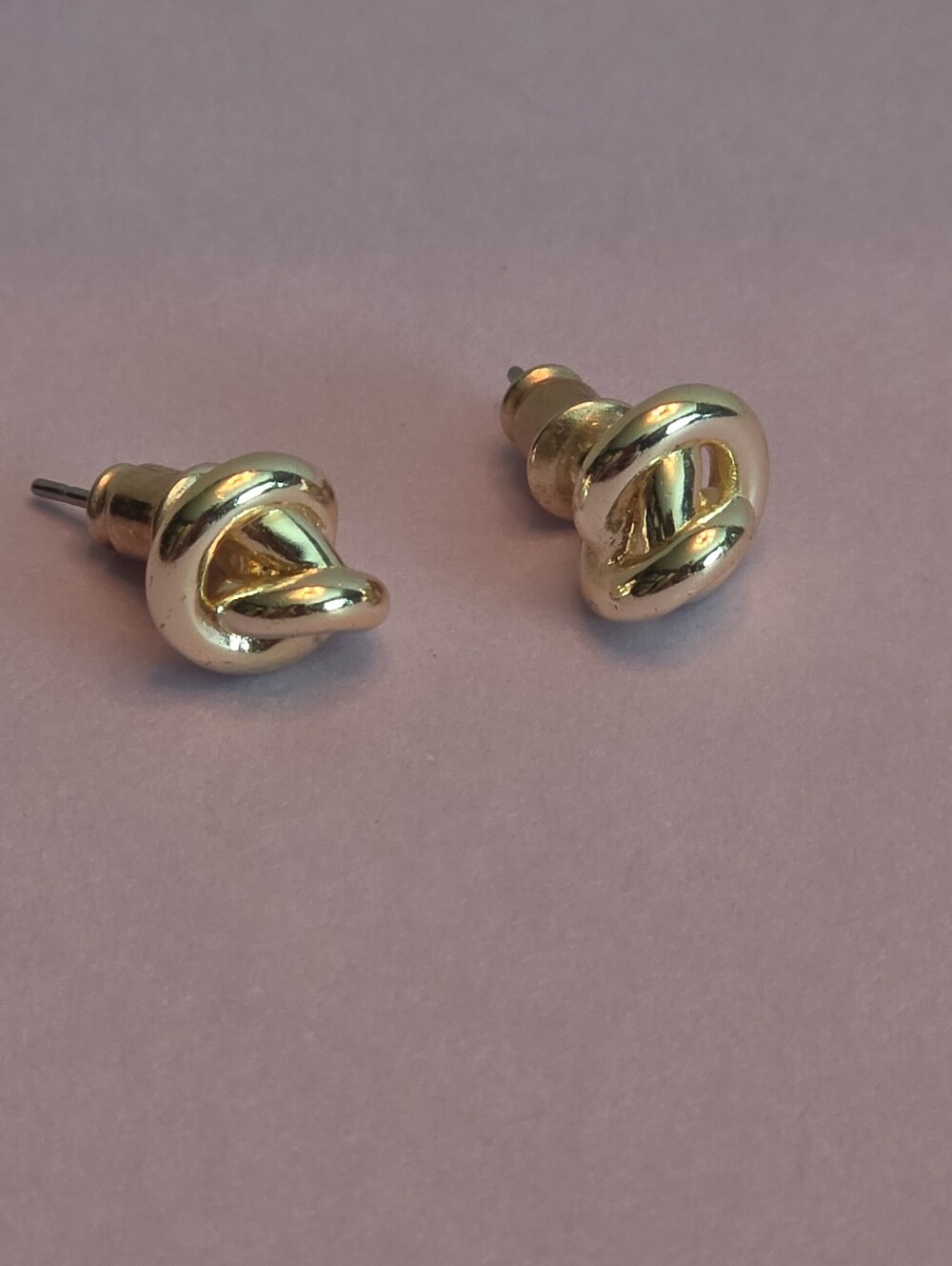 Kendra Scott Love Knot Stud Earrings In Gold